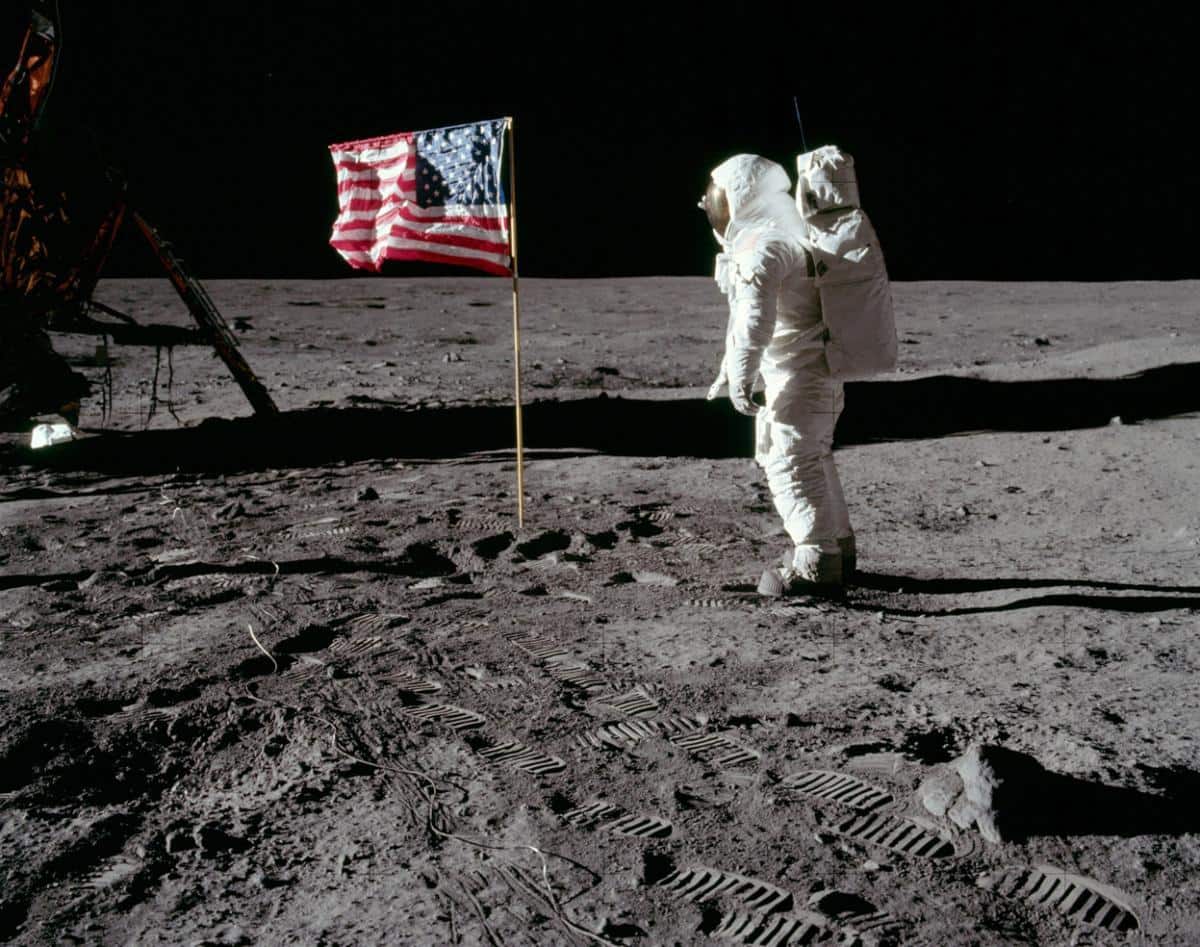 31 Facts That Prove the Moon Landing Wasn&#8217;t a Hoax